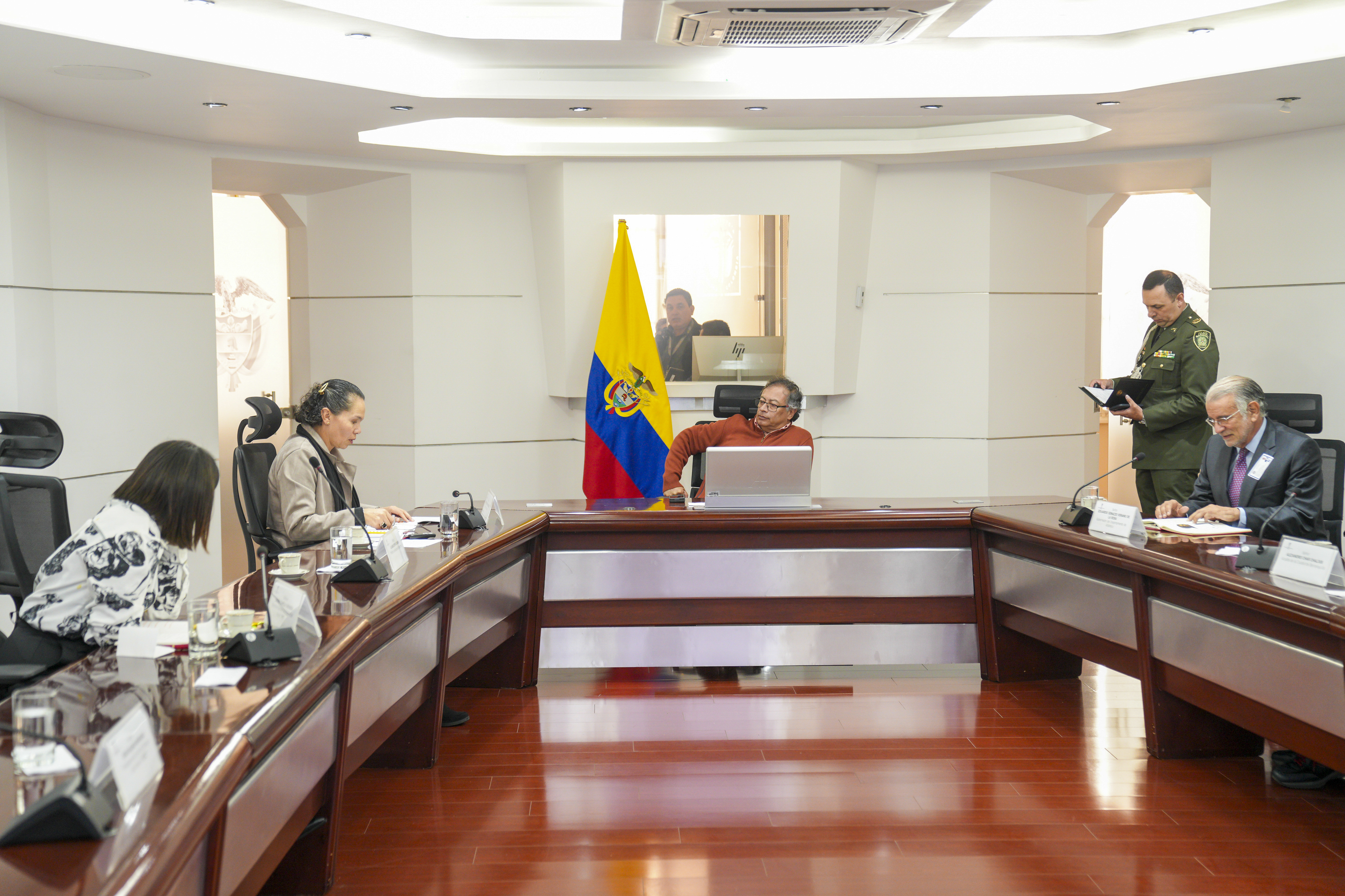 El presidente Petro, el gobernador del Atlántico, el alcalde de Barranquilla y otros funcionarios del Gobierno se reunieron en Casa de Nariño para concretar una estrategia para recuperar los juegos.
El presidente Petro, el gobernador del Atlántico, el alcalde de Barranquilla y otros funcionarios del Gobierno se reunieron en Casa de Nariño para concretar una estrategia para recuperar los juegos.
