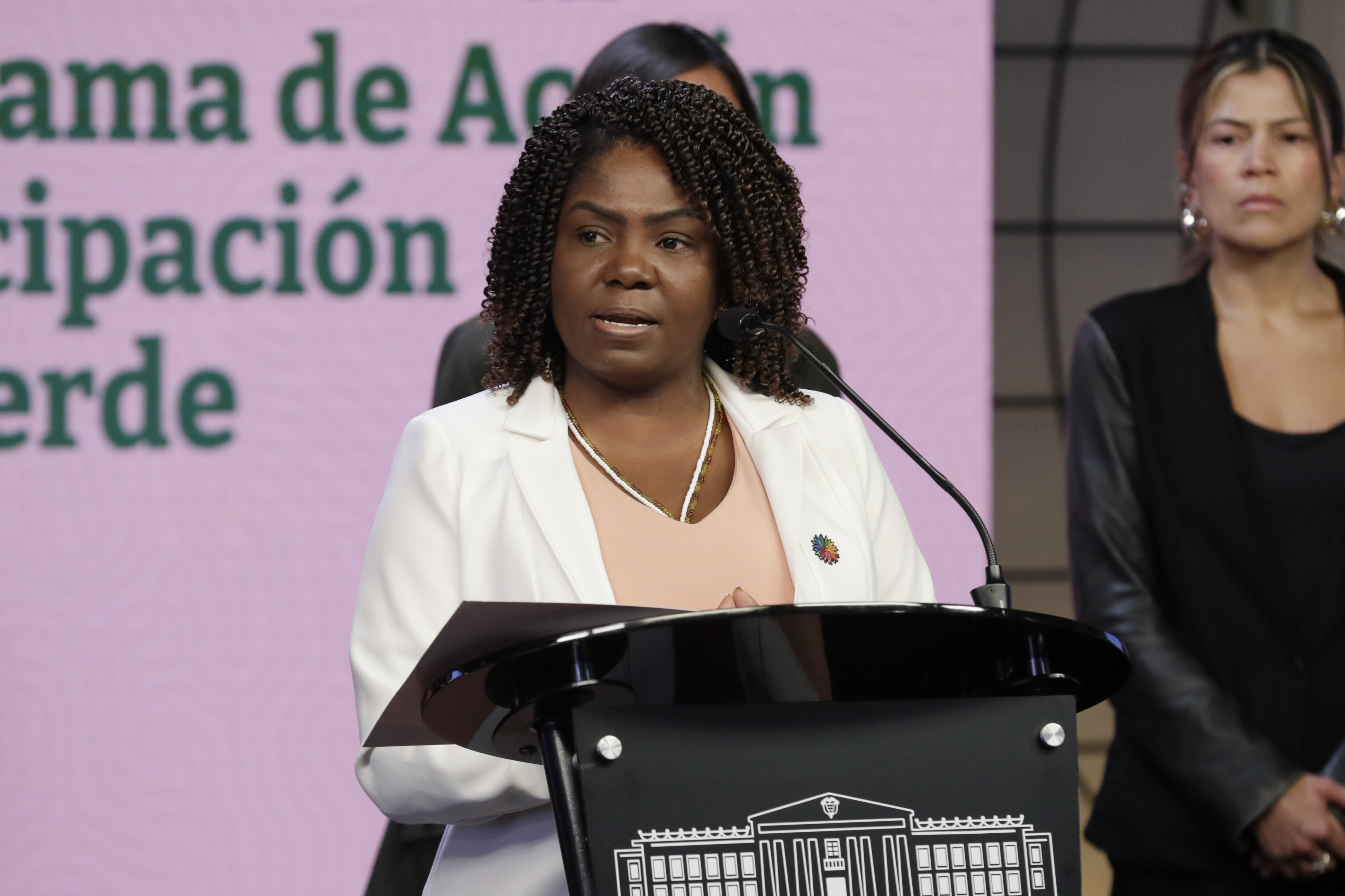 AME4138. BOGOTÁ (COLOMBIA), 23/07/2024.- La vicepresidenta de Colombia, Francia Márquez, habla durante una rueda de prensa, este martes, en Bogotá (Colombia). Márquez dijo que Colombia cumplirá "ese sueño de tantos años de los líderes ambientales, muchos de ellos ya no están con nosotros ya que fueron asesinados tristemente en nuestro país", y que por tanto tratarán de ser "los mejores anfitriones" con el objetivo de que sea una COP "incluyente". EFE/ Carlos Ortega