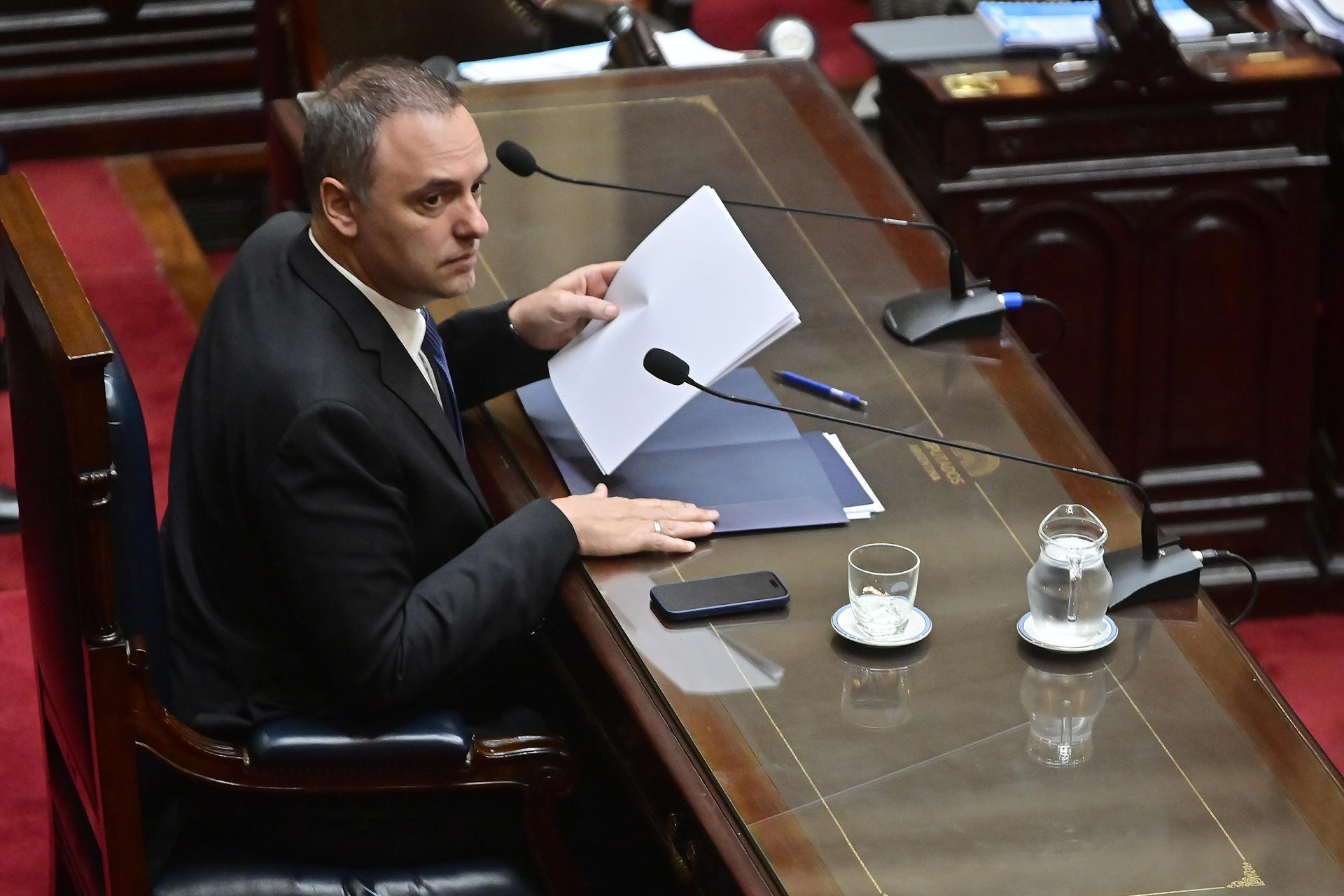 AME7624. BUENOS AIRES (ARGENTINA), 29/04/2026.- El jefe de Gabinete del Gobierno argentino, Manuel Adorni, sostiene un informe de gestión este miércoles, en la Cámara de Diputados en Buenos Aires (Argentina). EFE/ Matías Martín Campaya