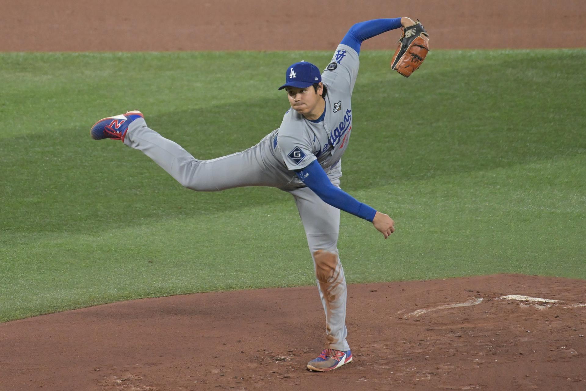 TORONTO (Canada), 01/11/2025.- Los Angeles Dodgers two-way player Shohei Ohtani follows through with a pitch against a Toronto Blue Jays batter during the first inning of the MLB World Series game seven between the Los Angeles Dodgers and the Toronto Blue Jays in Toronto, Canada, 01 November 2025. EFE/EPA/EDUARDO LIMA
