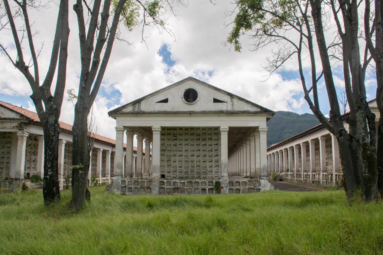 En el centro se ve uno de los cuatro columbarios que se encuentran en pie.
