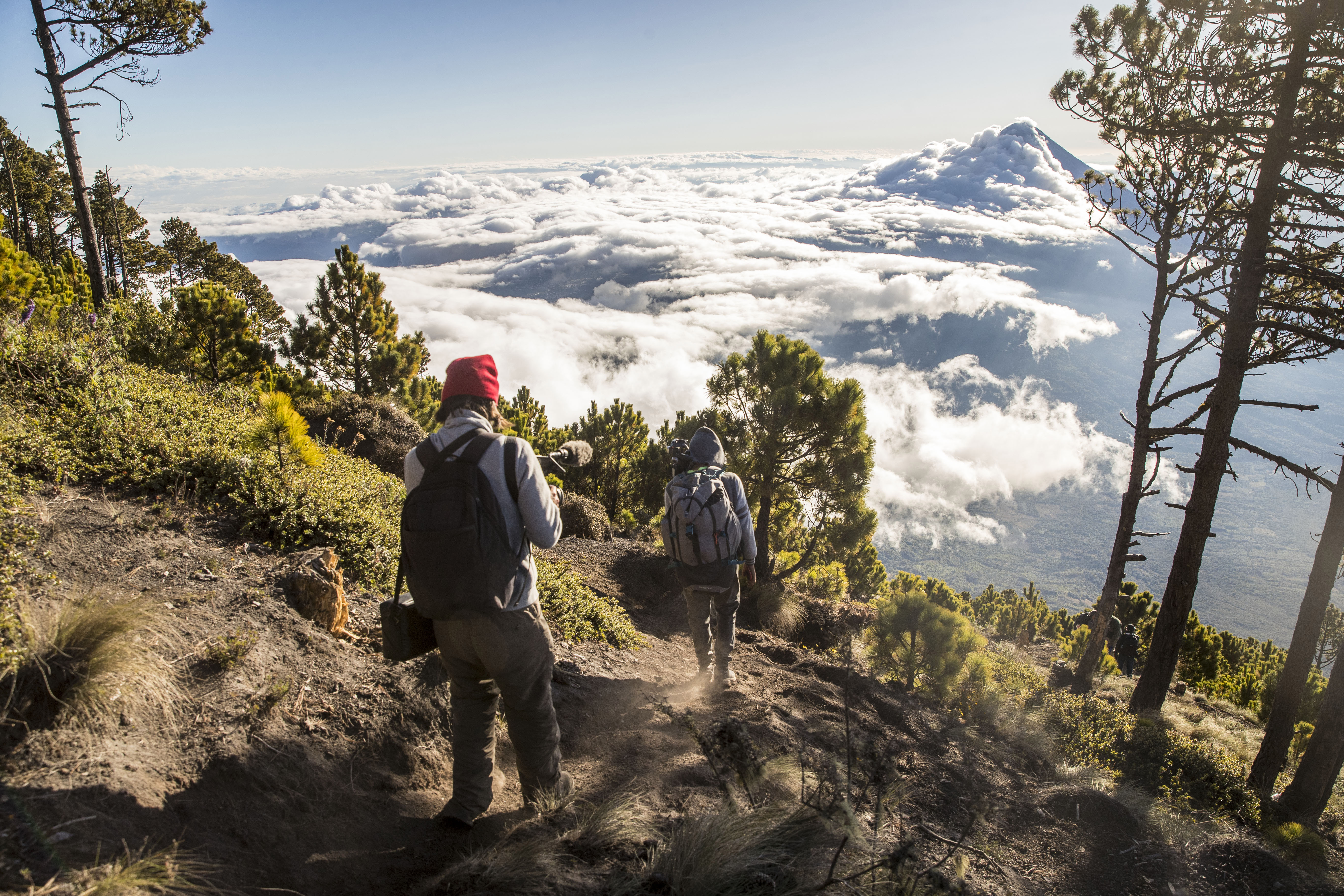 ACOMPAÑA CRÓNICA: GUATEMALA TURISMO GU3002. ACATENANGO (GUATEMALA), 18/11/2022.- Fotografía que muestra turistas mientras caminan durante el ascenso al volcán Acatenango, el 13 de enero de 2023 en Acatenango (Guatemala). Después de lo peor de la pandemia de la covid-19, el volcán de Acatenango, en el centro de Guatemala, se ha convertido nuevamente en punto de atracción para turistas locales y extranjeros, en un coloso considerado el tercer pico más alto de Centroamérica. EFE/Esteban Biba