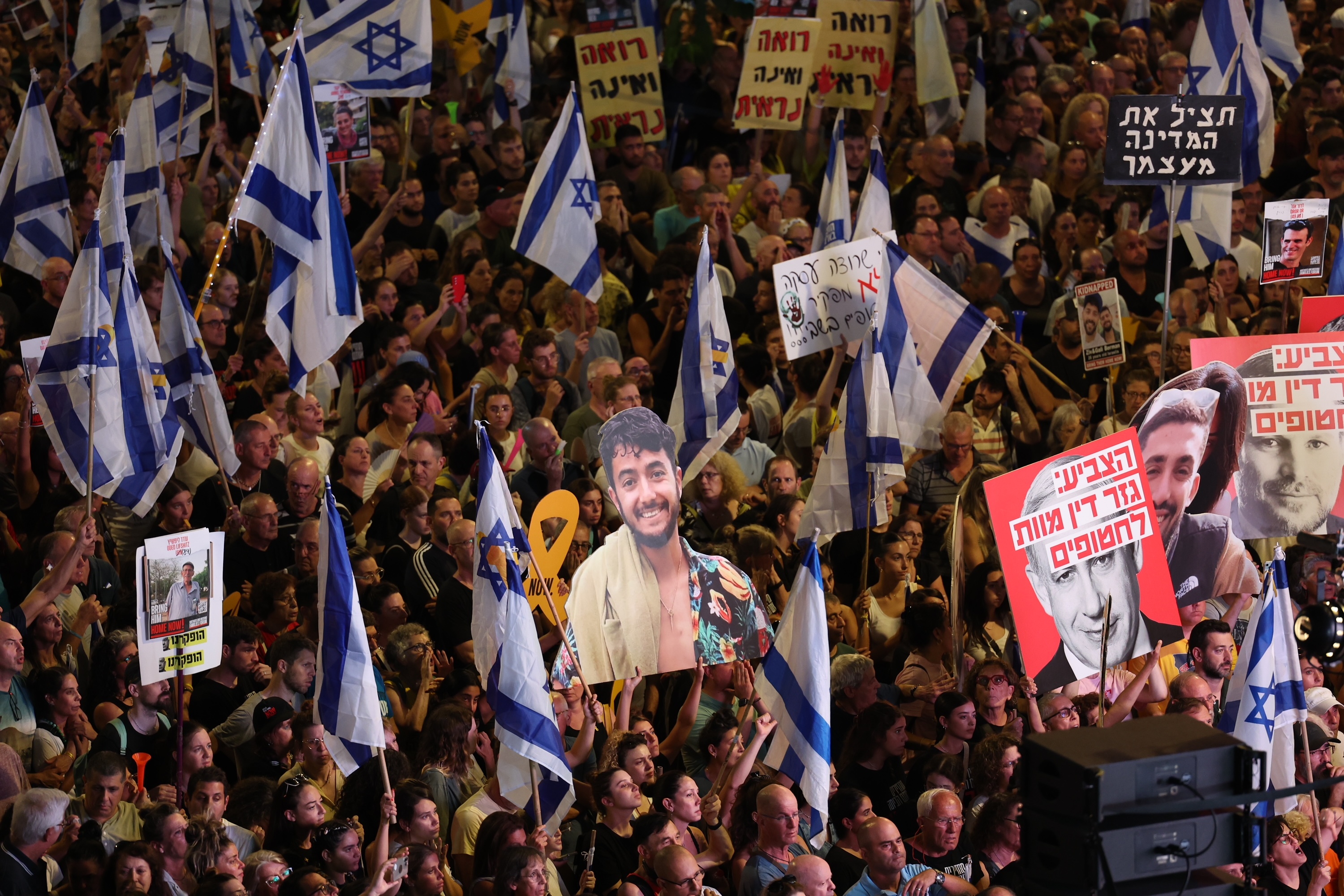 Tel Aviv (Israel), 01/09/2024.- Thousands of demonstrators supporting the families of Israeli hostages held by Hamas in Gaza take part in a protest rally outside the Kyria military headquarters in Tel Aviv, Israel, 01 September 2024. Demonstrators called on Israeli Prime Minister Netanyahu to 'immediately' sign a hostage deal. The Israeli military announced on 01 September that six Israeli hostages - Ori Danino, Alex Lubnov, Hersh Goldberg-Polin, Almog Sarusi, Eden Yerushalmi and Carmel Gat - have been killed by Hamas and were found dead by Israeli forces in an underground tunnel in the Gaza Strip. According to the Israeli Defence Forces (IDF), 101 Israeli hostages remain in captivity in the Palestinian enclave. Israeli trade unionist chairman of Histadrut, Arnon Bar-David, called for a general strike starting 02 September following the news of the death of the six abductees. Rallies in Israel have been critical of the Israeli government's handling of the crisis, demanding the immediate release of all hostages. (Protestas) EFE/EPA/ABIR SULTAN