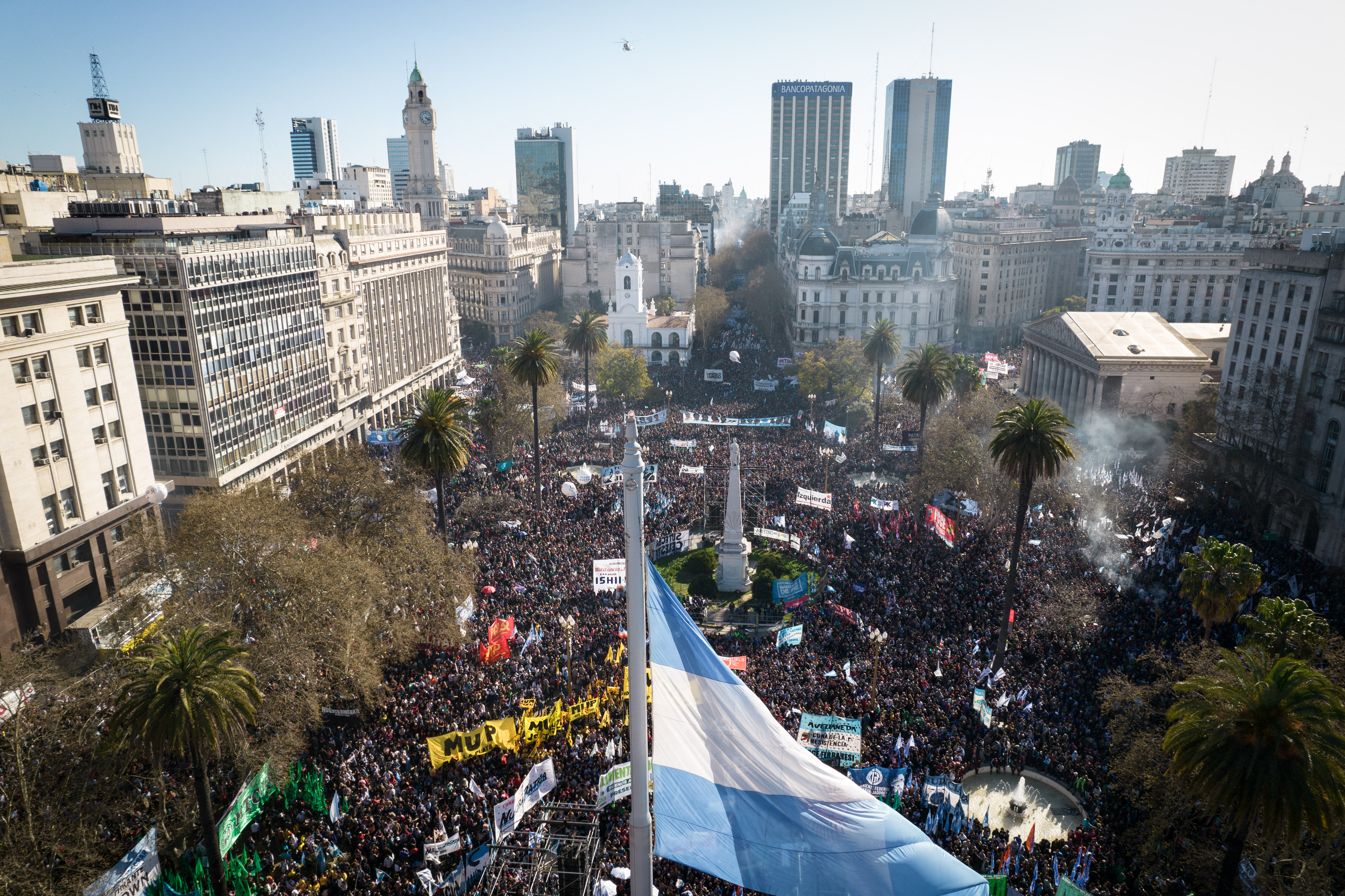 Los partidarios de la vicepresidenta argentina Cristina Fernández de Kirchner se reúnen en la Plaza de Mayo de Buenos Aires el 2 de septiembre de 2022. - Mensajes de conmoción y solidaridad llegaron de todo el mundo el viernes después de que un hombre intentara dispararle a la vicepresidenta argentina Cristina Fernández de Kirchner en un ataque capturado en video.