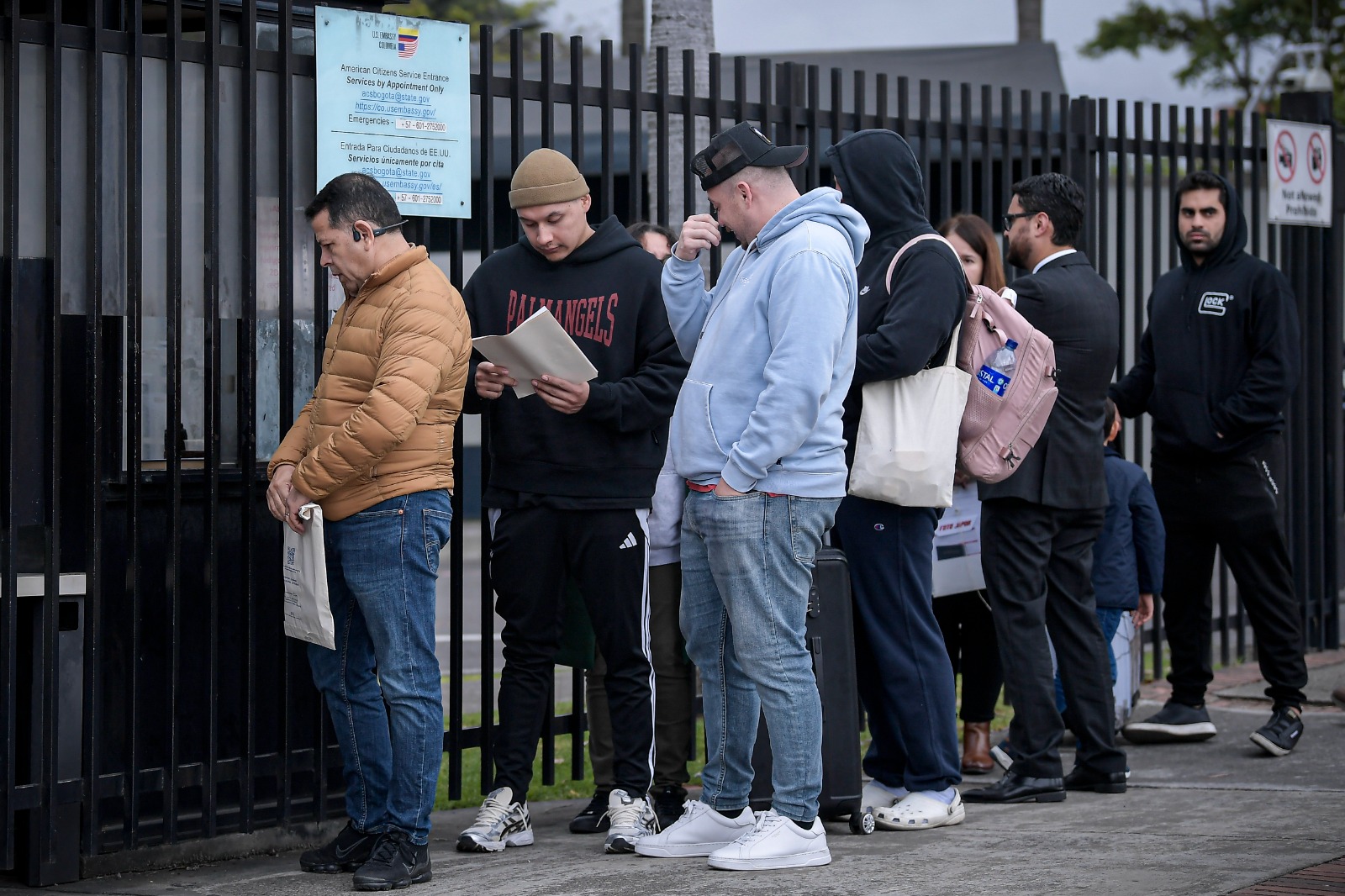 Desde las primeras horas de la mañana del lunes 27 de enero, se registraron filas en las inmediaciones de la embajada norteamericana.
