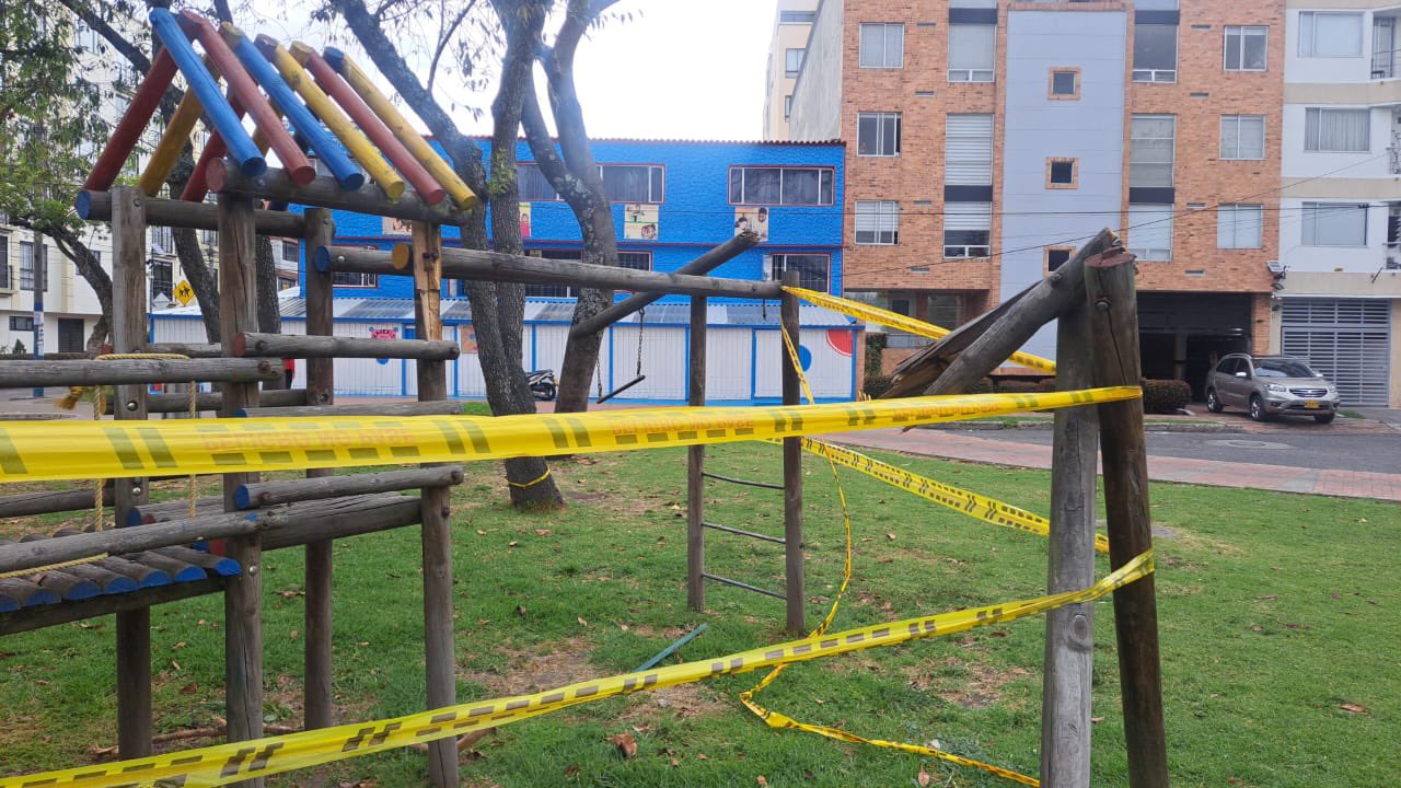 Así lucia el parque Estrella Norte antes de la remodelación. Había cintas de prevención para impedir que los niños se acercaran a los juegos.