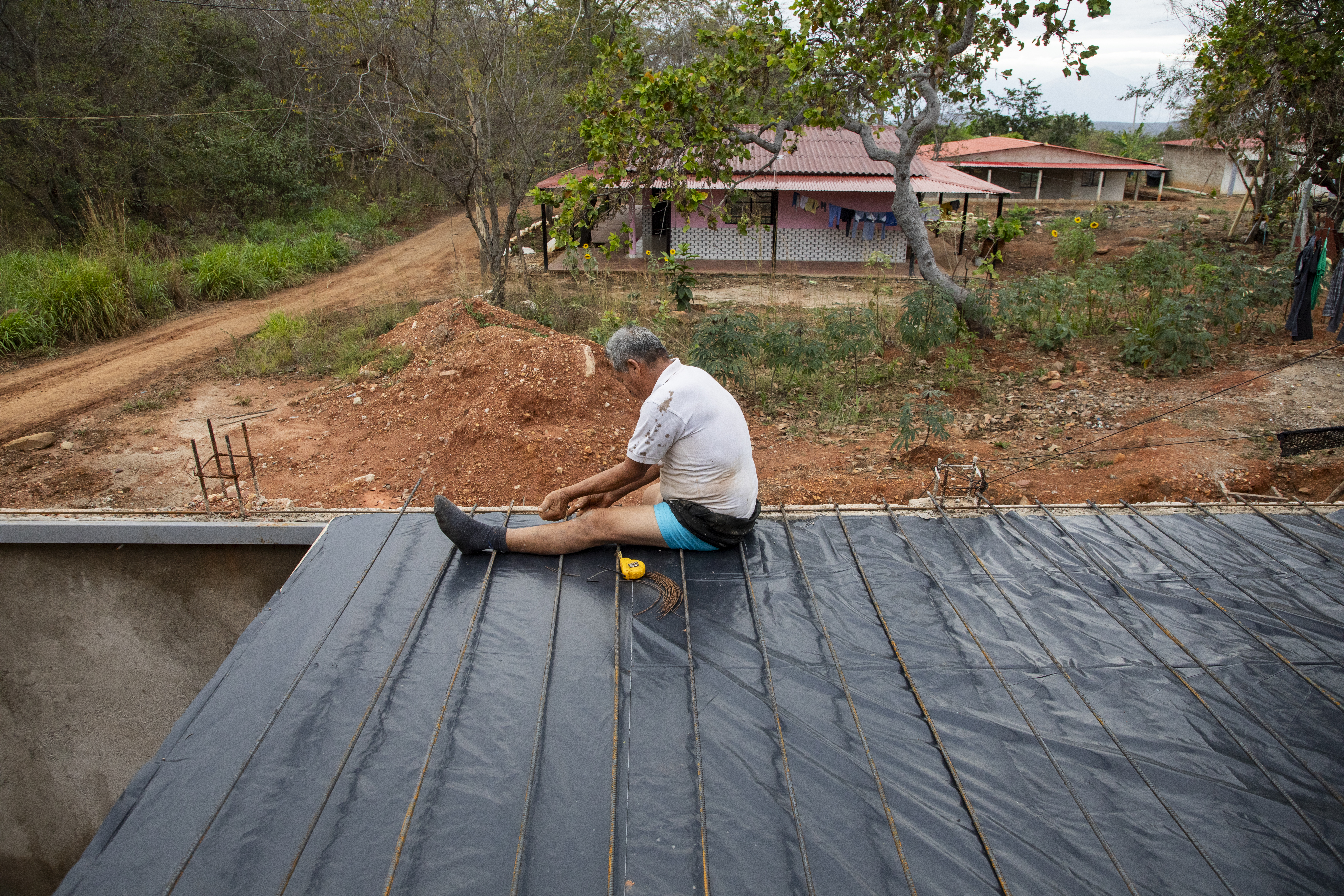 El servicio de agua llegó a Tierra Grata gracias a la construcción de un acueducto comunal que fue levantado entre la comunidad, los firmantes de paz y el Ejército. De ese mismo canal de agua se sirven algunos campesinos de la zona, que carecían de un sistema de agua