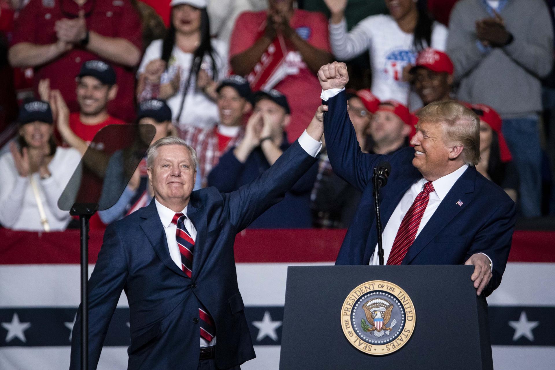 NORTH CHARLESTON (United States), 12/07/2026.- (FILE) United States President Donald Trump (R) greets US Republican Senator Lindsey Graham (L) of South Carolina during a campaign rally for his reelection at the North Charleston Coliseum, in North Charleston, South Carolina, USA, 28 February 2020 (reissued 12 July 2026). Lindsey Graham, Republican senator from South Carolina died on 12 July 2026 at the age of 71, according to a statement issued by his office. (Estados Unidos) EFE/EPA/AL DRAGO