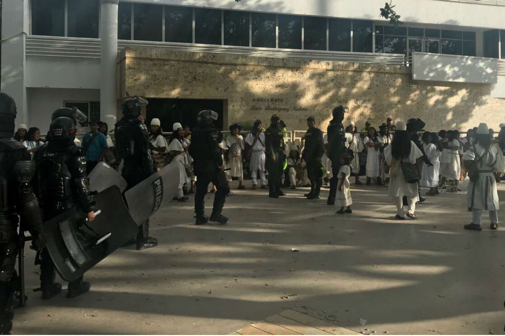 A la fuerza desalojaron a indígenas que protestaban en Gobernación del Cesar
