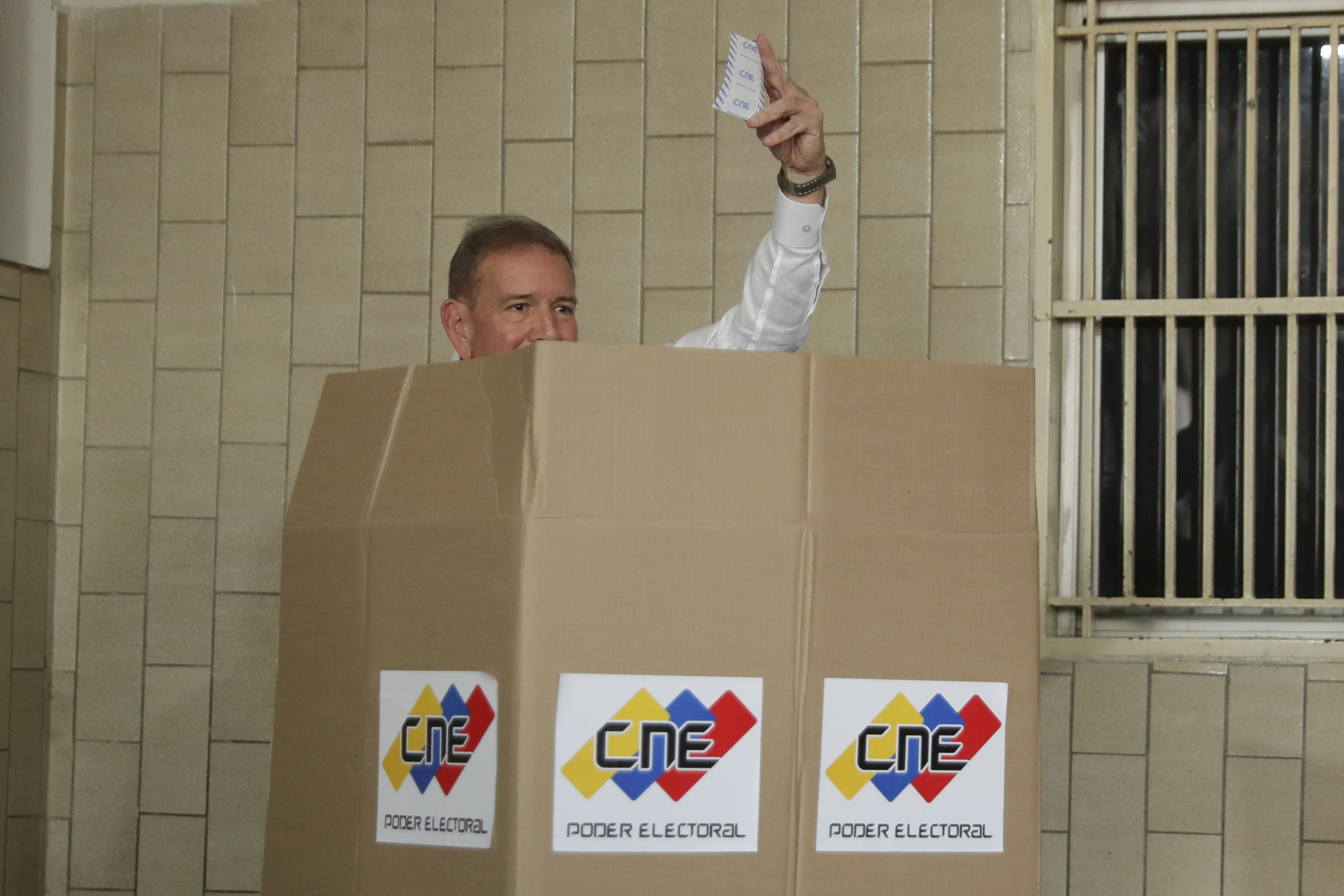 AME5642. CARACAS (VENEZUELA), 28/07/2024.- El candidato a la presidencia de Venezuela, Edmundo González Urrutia, muestra su voto este domingo, en un centro de votación en Caracas (Venezuela). González Urrutia dijo que confía en que la Fuerza Armada Nacional Bolivariana (FANB) "hará respetar" el resultado de las elecciones que están en pleno desarrollo en el país suramericano. EFE/ Ronald Peña R.