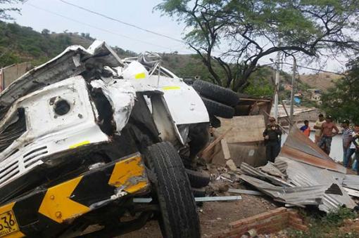 Un muerto y tres heridos dejó accidente de camión cisterna en Santa Marta