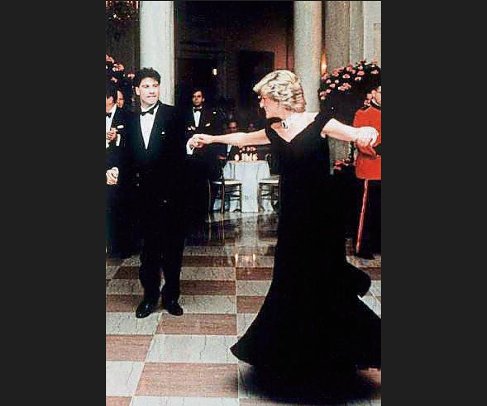 Diana de Gales con el vestido que llevó en 1985 para bailar con John Travolta en la Casa Blanca.