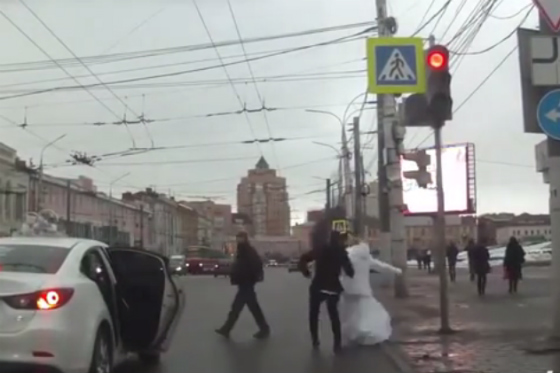 Cuando el amor dura poco: pelea de recién casados en plena calle