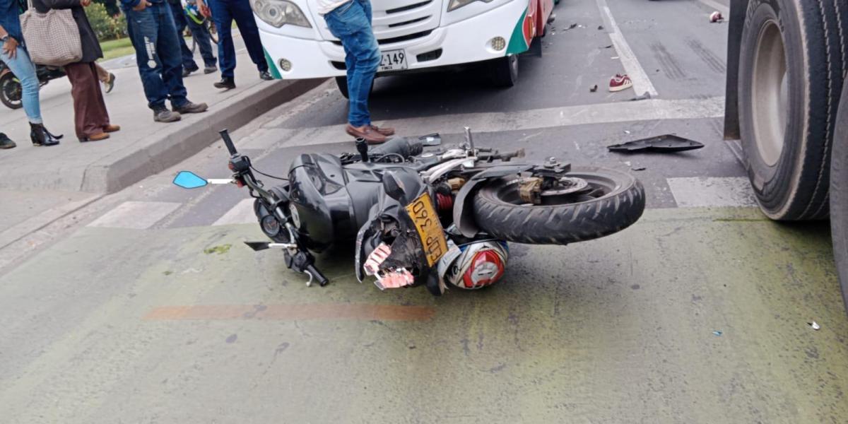 Según el informe brindado por las autoridades, el motociclista perdió la vida después del choque.
