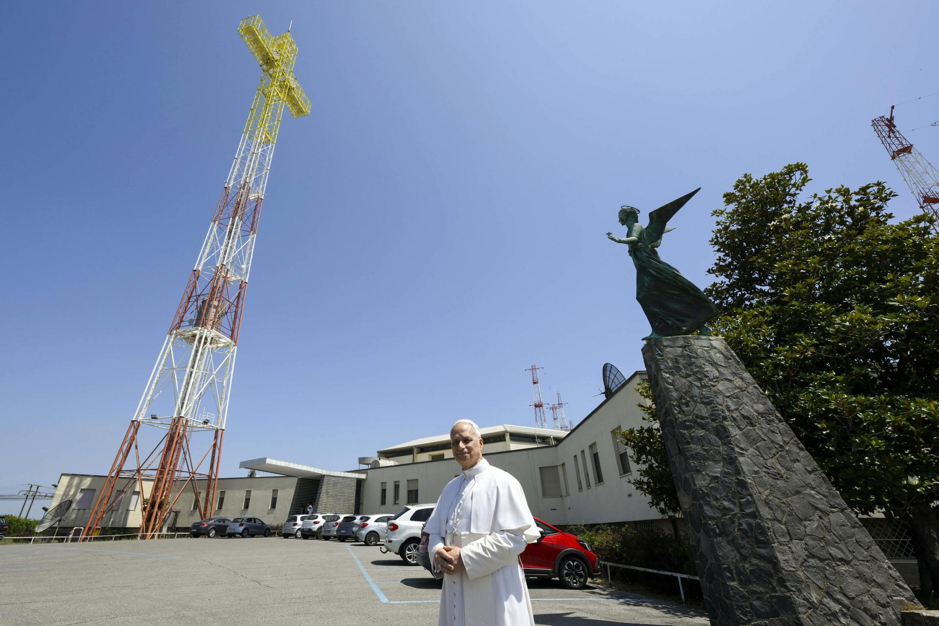 Rome (Italy), 19/06/2025.- A handout picture provided by the Vatican Media shows Pope Leo XIV visiting the shortwave transmission center of the Vatican Radio, in Santa Maria di Galeria, near Rome, Italy, 19 June 2025. (Papa, Italia, Roma) EFE/EPA/VATICAN MEDIA HANDOUT HANDOUT EDITORIAL USE ONLY/NO SALES

