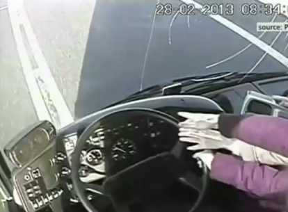 Pasajeras retoman control de un bus tras desmayo de su conductor