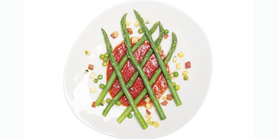 Receta del día: Espárragos sobre vinagreta de tomate e hinojo