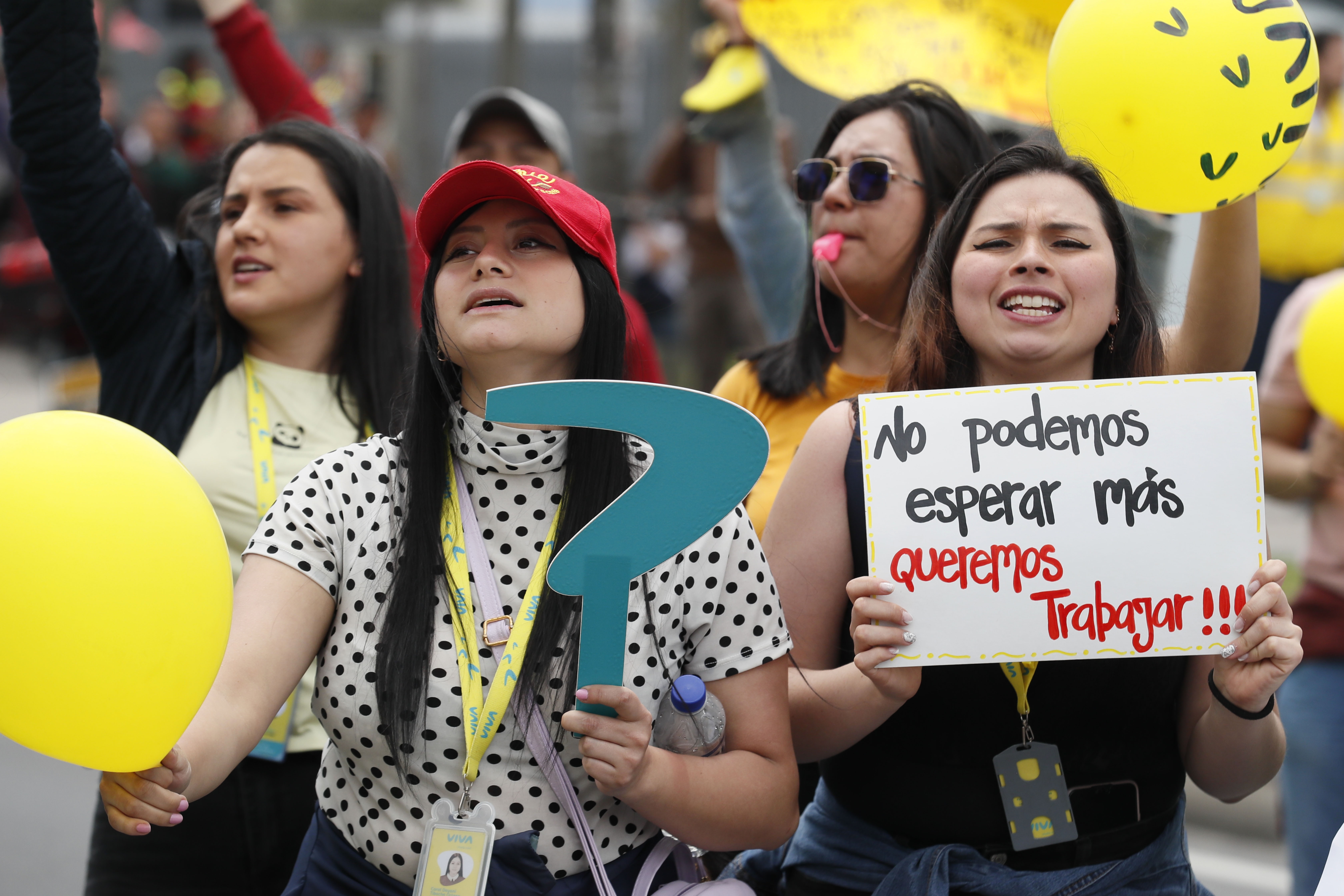 Empleados de Viva Air protestan nuevamente frente a la Aeronáutica Civil