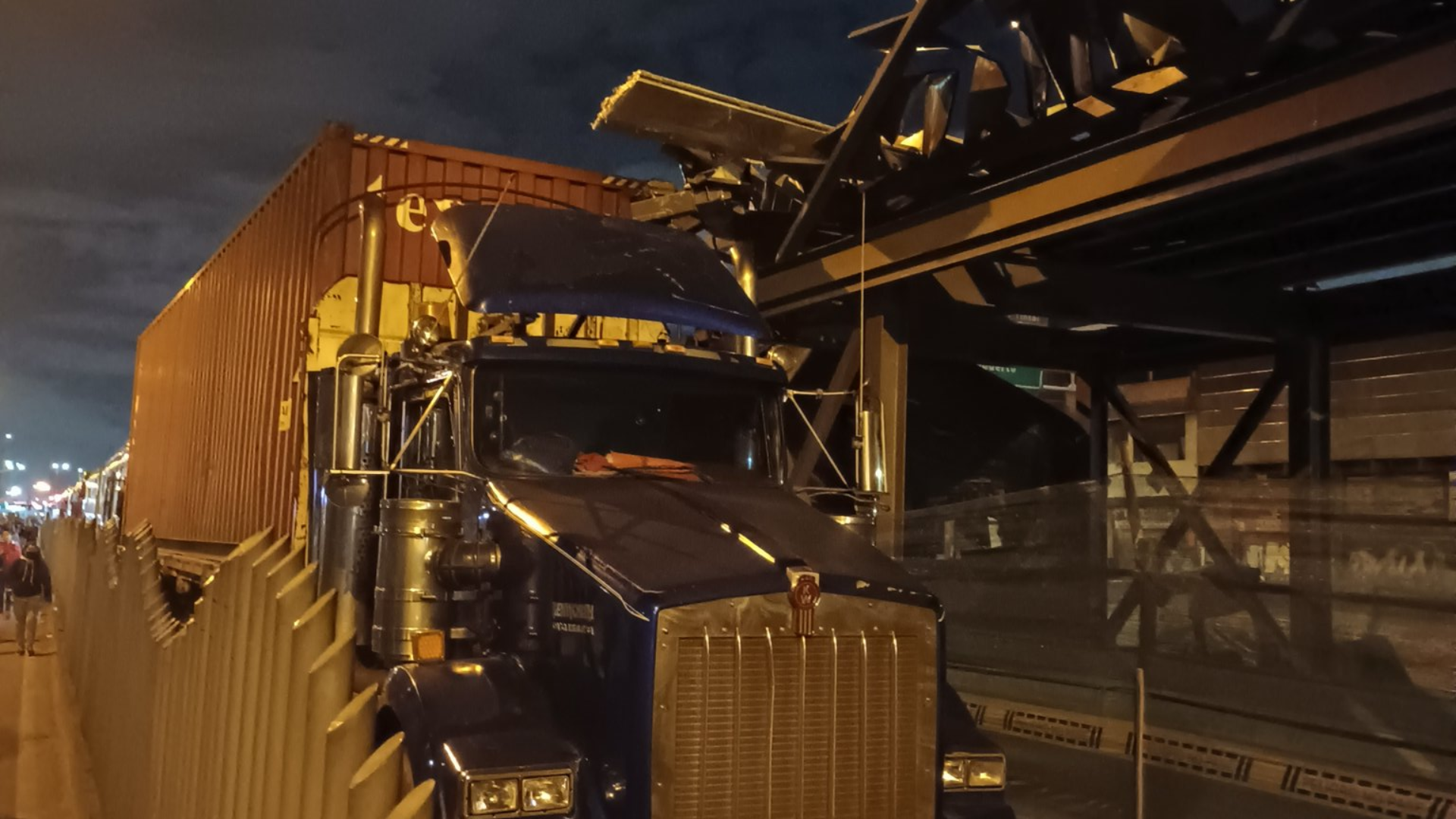 El momento en el que una tractomula se estrelló contra estación de Transmilenio