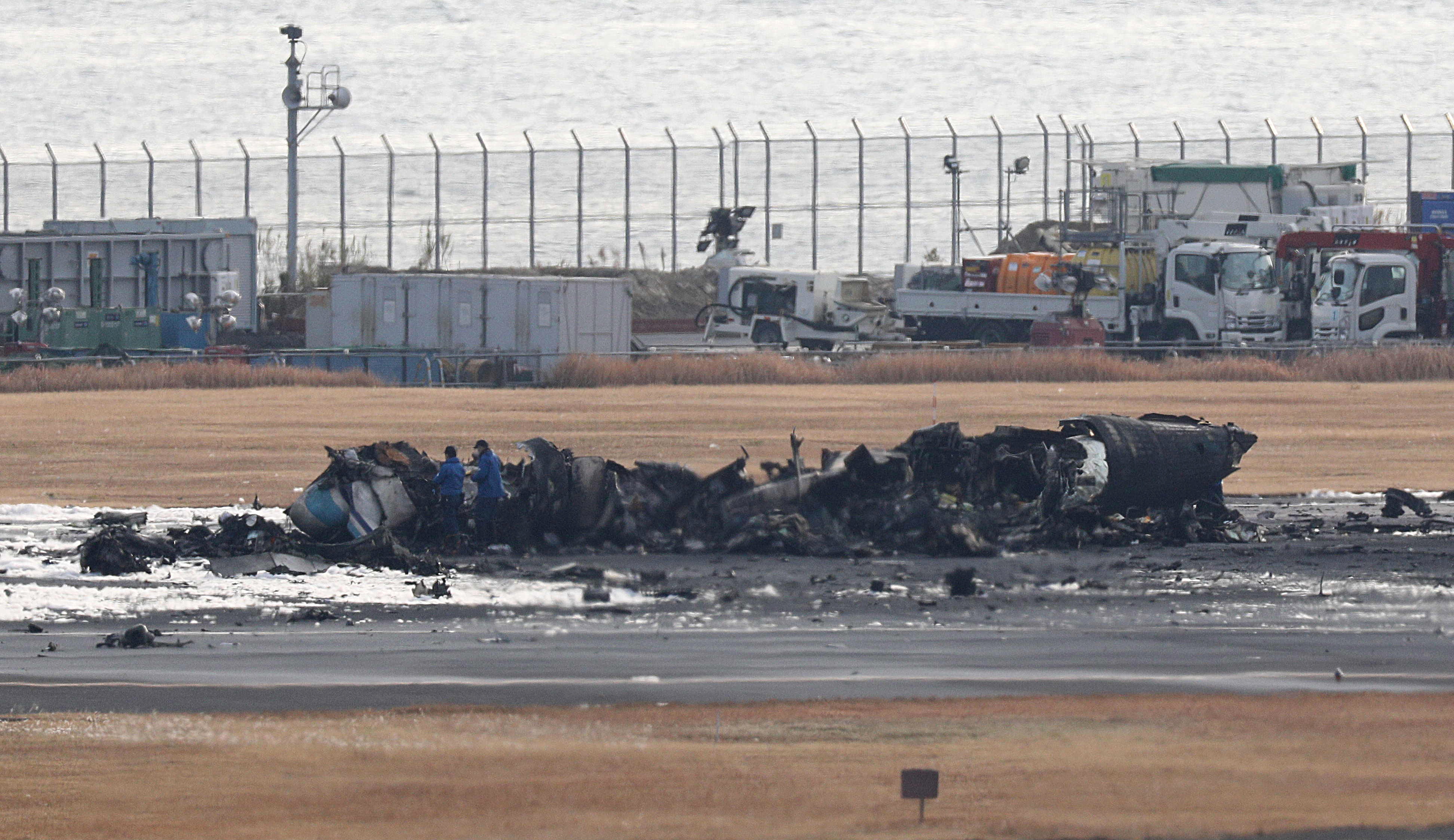 Un misterio: investigadores buscan la razón del choque de aviones en Japón