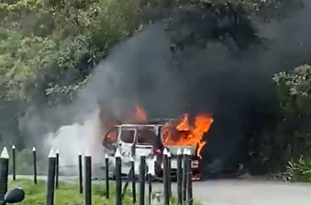 Quemaron bus en vía que comunica a Angostura con Yarumal, en Antioquia