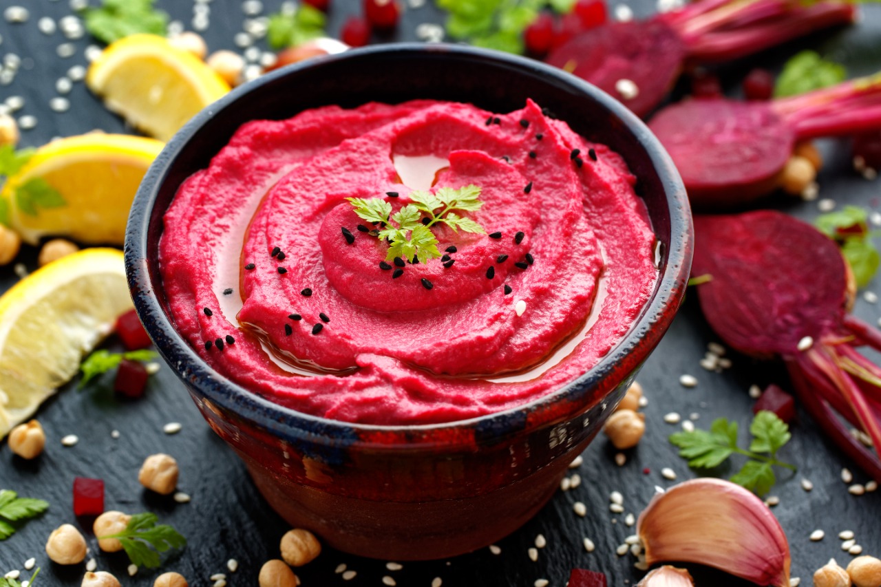 Siete ingredientes para preparar un exquisito hummus de remolacha
