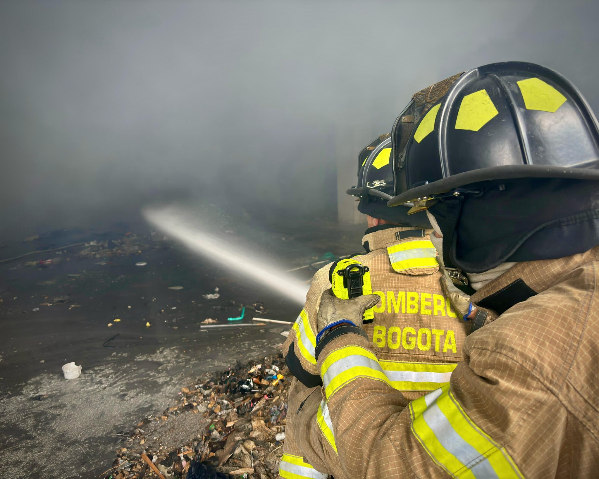 Bomberos atienden incendio en inmediaciones del aeropuerto El Dorado de Bogotá