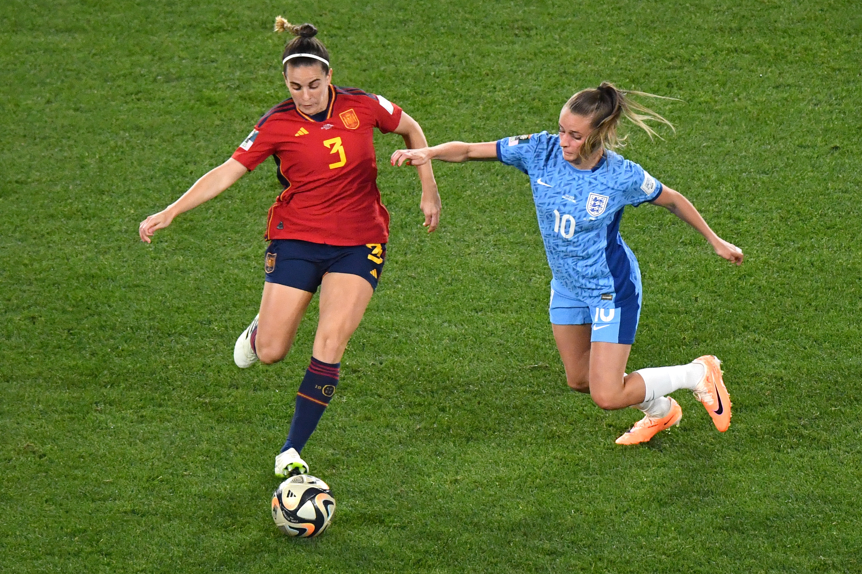 -FOTODELDÍA- Sídney (Australia), 20/08/2023.- Teresa Abelleira, de España, (i) y Ella Toone (d), de Inglaterra, en acción durante la Final del Campeonato del Mundo de Fútbol Femenino FIFA 2023 en el Stadium Australia en Sydney. EFE/BIANCA DE MARCHI - PROHIBIDO SU USO EN AUSTRALIA Y NUEVA ZELANDA