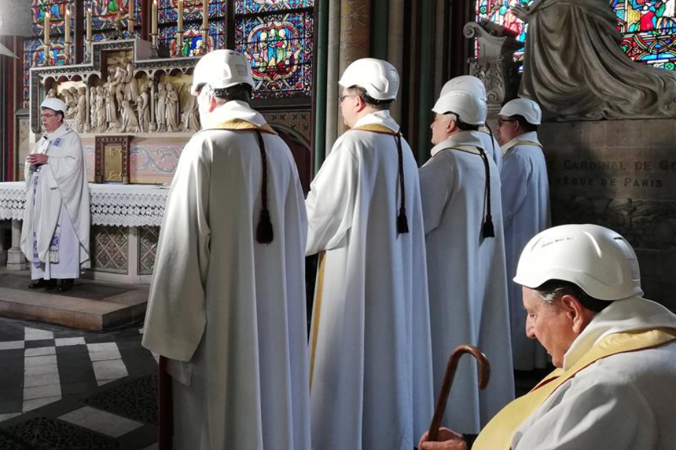 Todos los sacerdotes y participantes de la misa tuvieron que usar cascos de construcción por seguridadAgencia EFE::Las ventas de "Notre Dame de París" de Victor Hugo se disparan tras el incendio::