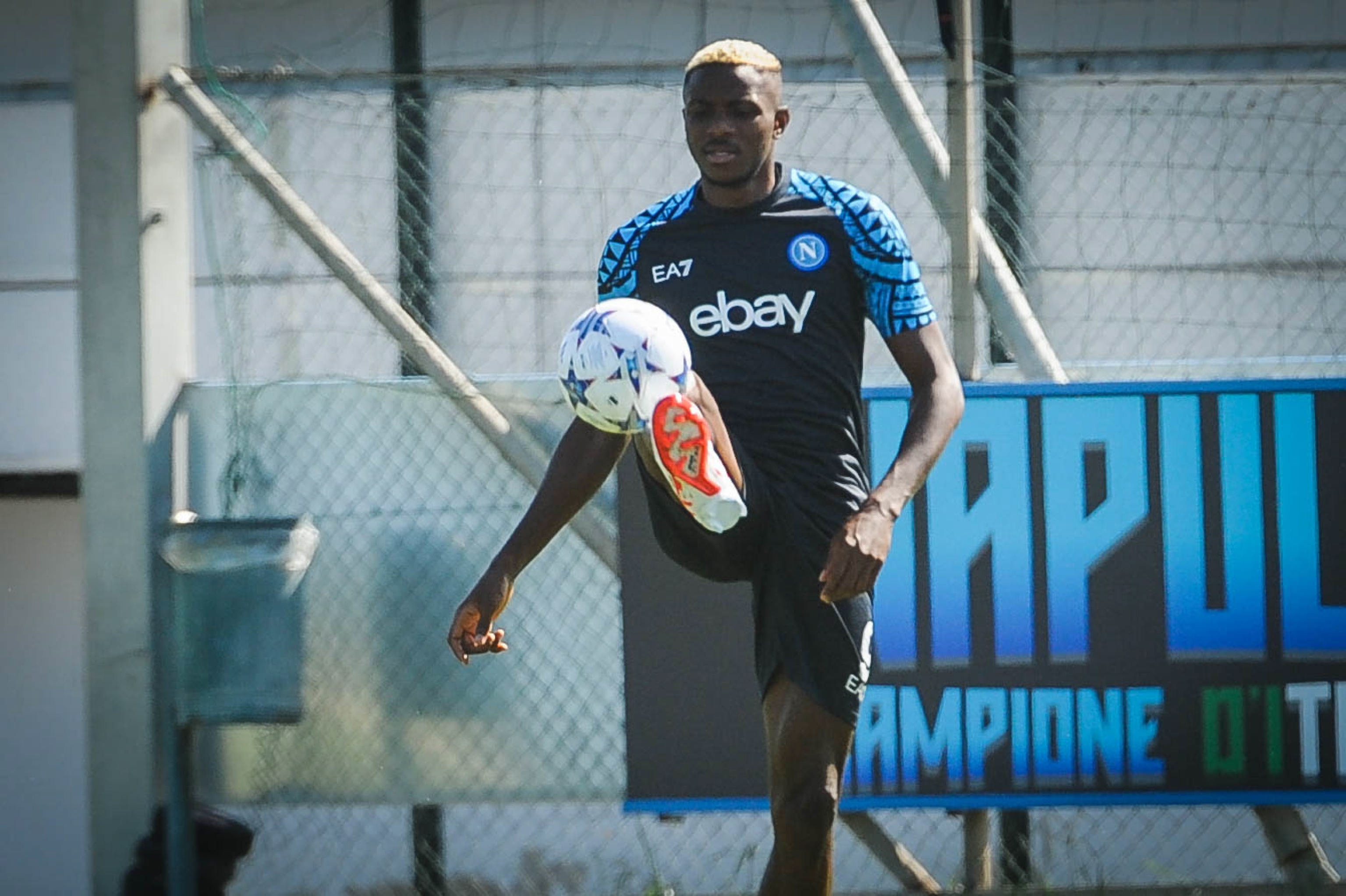Castel Volturno (Italy), 02/10/2023.- Napoli's forward Victor Osimhen attends the team's training session in Castel Volturno, Italy, 02 October 2023. SSC Napoli will face Real Madrid on 03 October in their UEFA Champions League group stage match. (Liga de Campeones, Italia) EFE/EPA/CESARE ABBATE