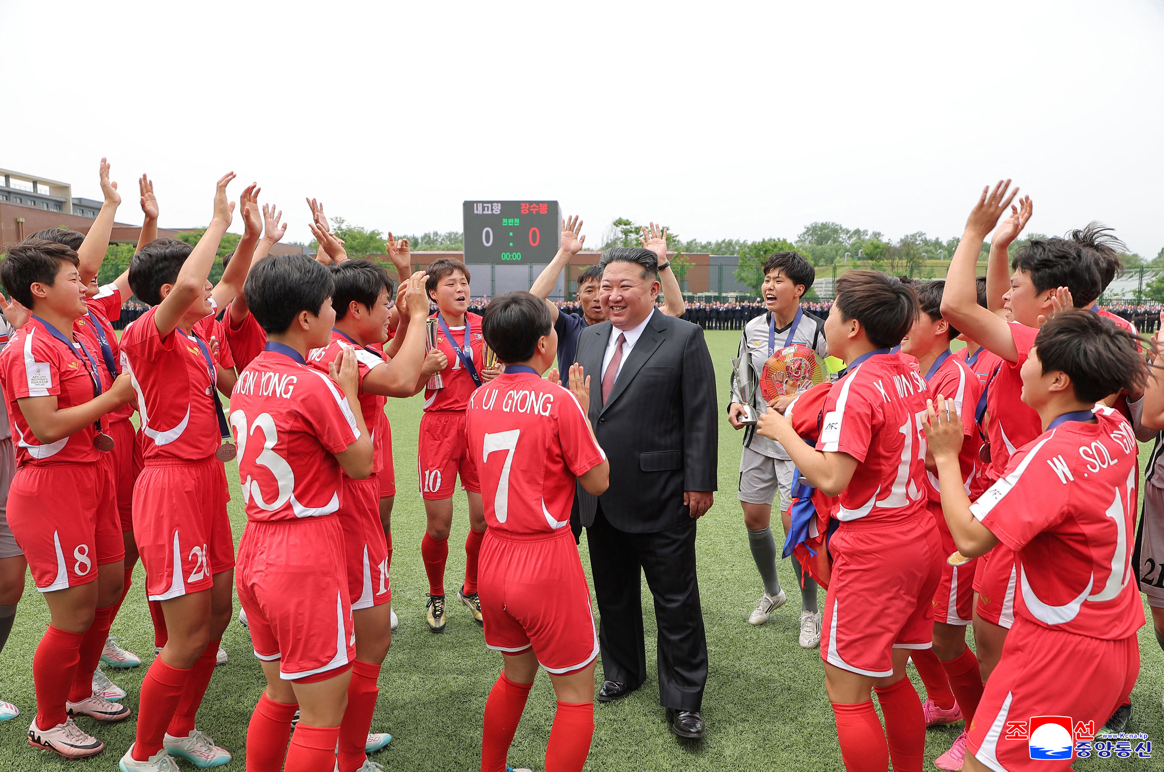 La hazaña deportiva del Naegohyang requirió que el plantel viajara a Corea del Sur, marcando la primera vez que futbolistas norcoreanos cruzaban la frontera vecina desde los Juegos Asiáticos de Incheon en 2014.
