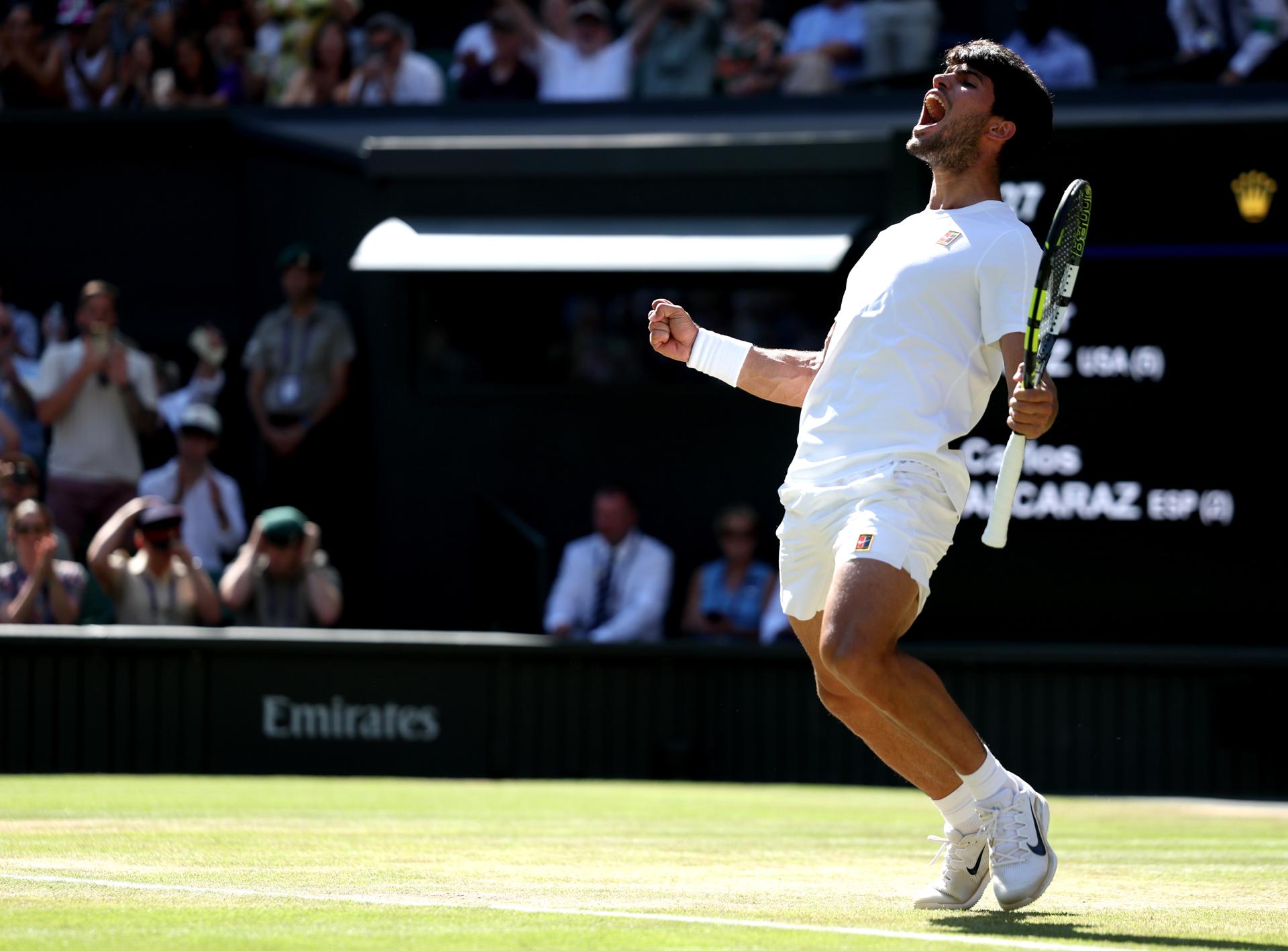 Wimbledon (United Kingdom), 11/07/2025.- Carlos Alcaraz of Spain celebrates wining the Men's Singles semi-finals match against Taylor Fritz of the USA at the Wimbledon Championships, Wimbledon, Britain, 11 July 2025. (Tenis, España, Reino Unido) EFE/EPA/NEIL HALL EDITORIAL USE ONLY
