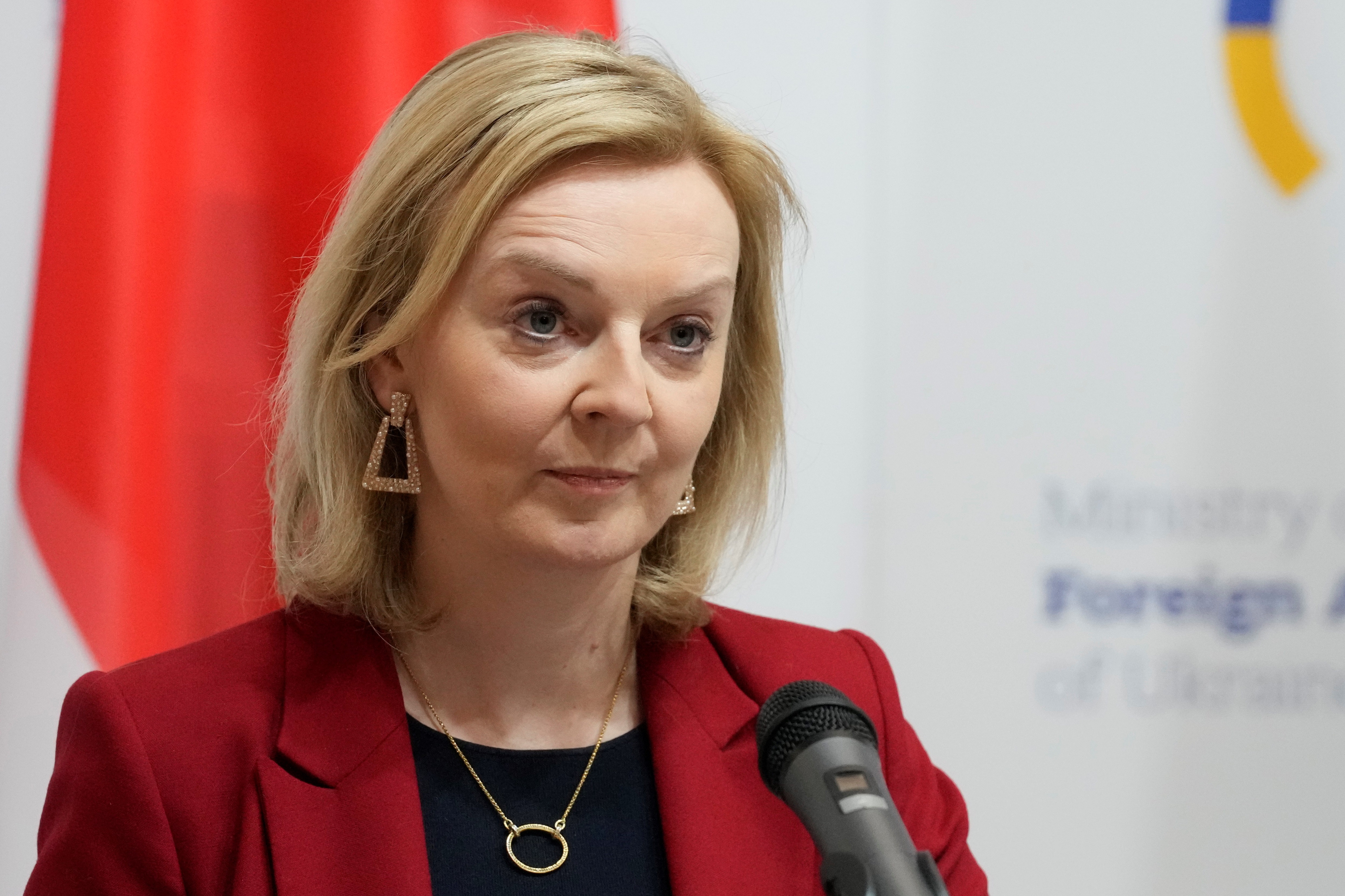 Kiev (Ukraine), 17/02/2022.- British Foreign Secretary Liz Truss attends a joint news conference with Ukrainian Foreign Minister Dmytro Kuleba following their talks in Kiev, Ukraine, 17 February 2022. (Ucrania, Reino Unido) EFE/EPA/EFREM LUKATSKY / POOL POOL PHOTO