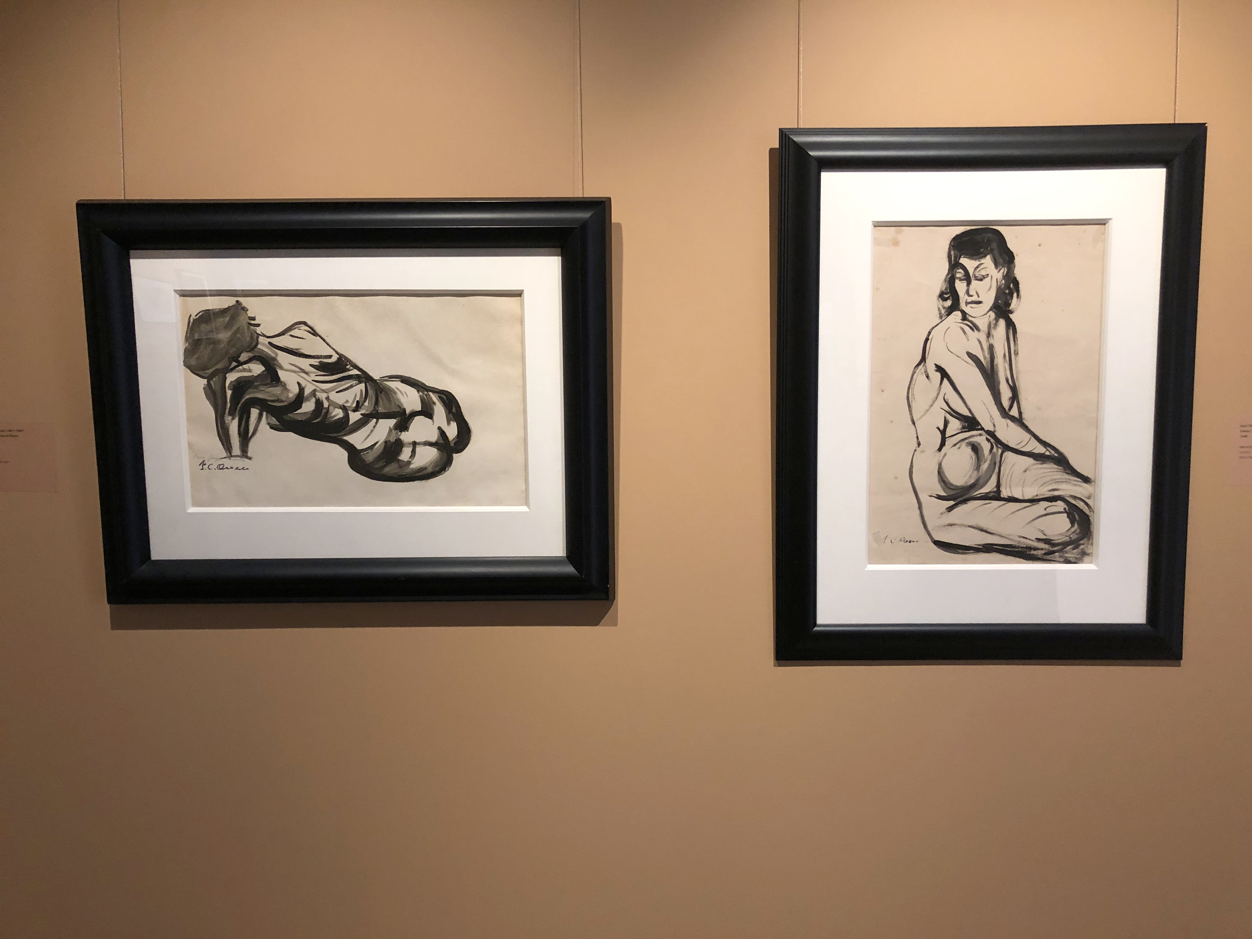 USA9010. NUEVA YORK (NY, EEUU), 14/09/2023.- Fotografía de dos dibujos en tinta china, "Escorzo de mujer" (i) y "Desnudo femenino" (d) de José Clemente Orozco desplegados durante la muestra "Anatomy of a fresco", hoy en la Hispanic Society de Nueva York (EE. UU). Una exposición en la Hispanic Society de Nueva York muestra con una veintena de dibujos el proceso creativo de José Clemente Orozco (1883-1949) para llevar a cabo sus famosos murales, al tiempo que explora sus dotes como dibujante y retratista. EFE/Javier Otazu