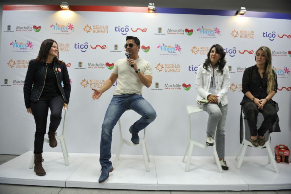 La gerente de la Feria, Natalia Martínez, acompañada por el artista Rey Ruíz, la secretaria de Cultura de la ciudad, María del Rosario Escobar y Maribel Gomez, gerente de marca de Pilsen, durante el lanzamiento oficial del evento. /Gustavo Torrijos - El Espectador