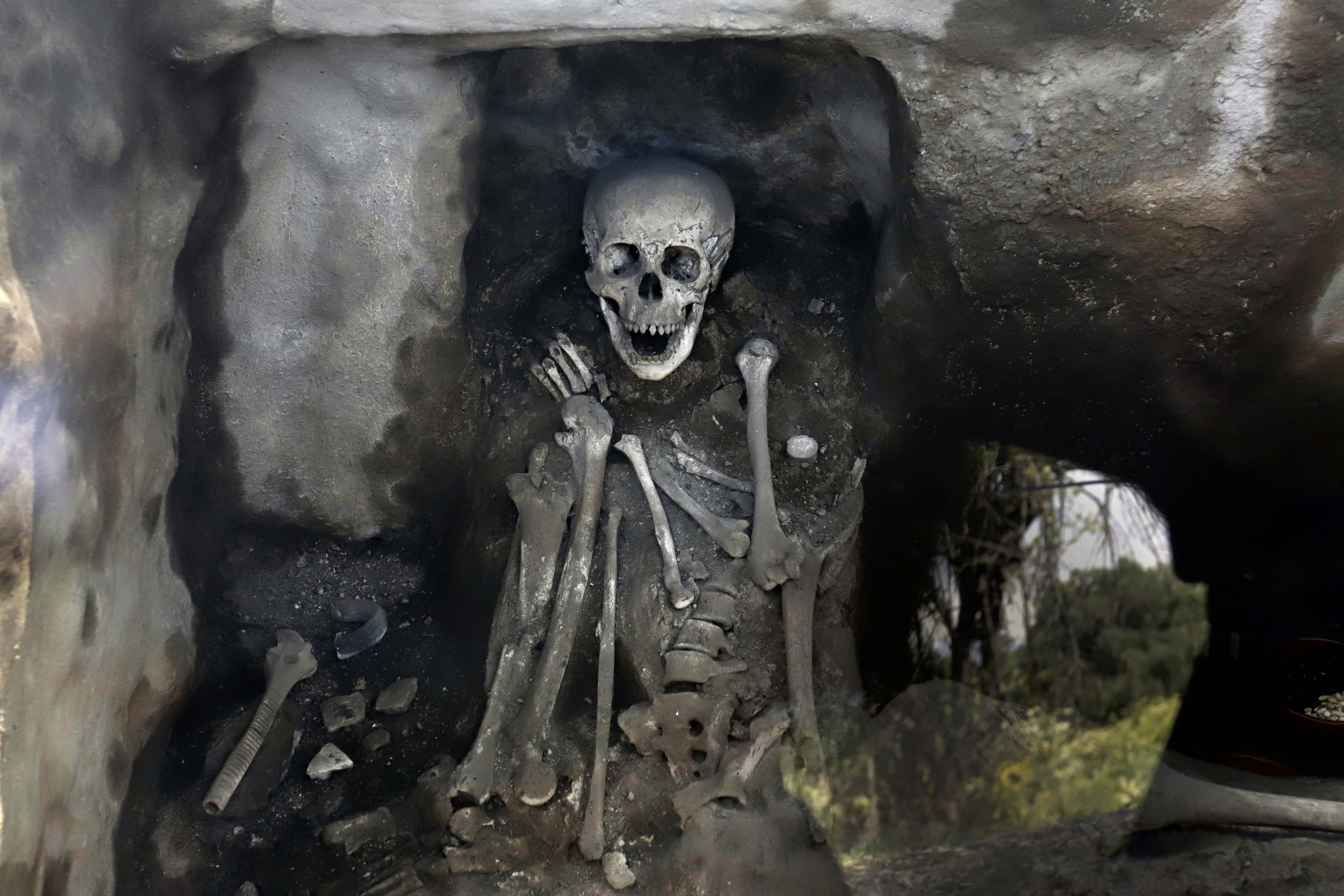 MEX4064. SAN ANDRÉS CHOLULA (MÉXICO), 31/10/2024.- Fotografía de un 'Altar de los cráneos esculpidos', este jueves en la zona arqueológica de San Andrés Cholula (México). Con un altar de cráneos esculpidos, una historia guardada desde el año 950 será abierta al público para las celebraciones del Día de Muertos en la Zona Arqueológica de Cholula, en el central estado mexicano de Puebla, según informó este jueves el Instituto Nacional de Antropología e Historia (INAH). EFE/ Hilda Ríos