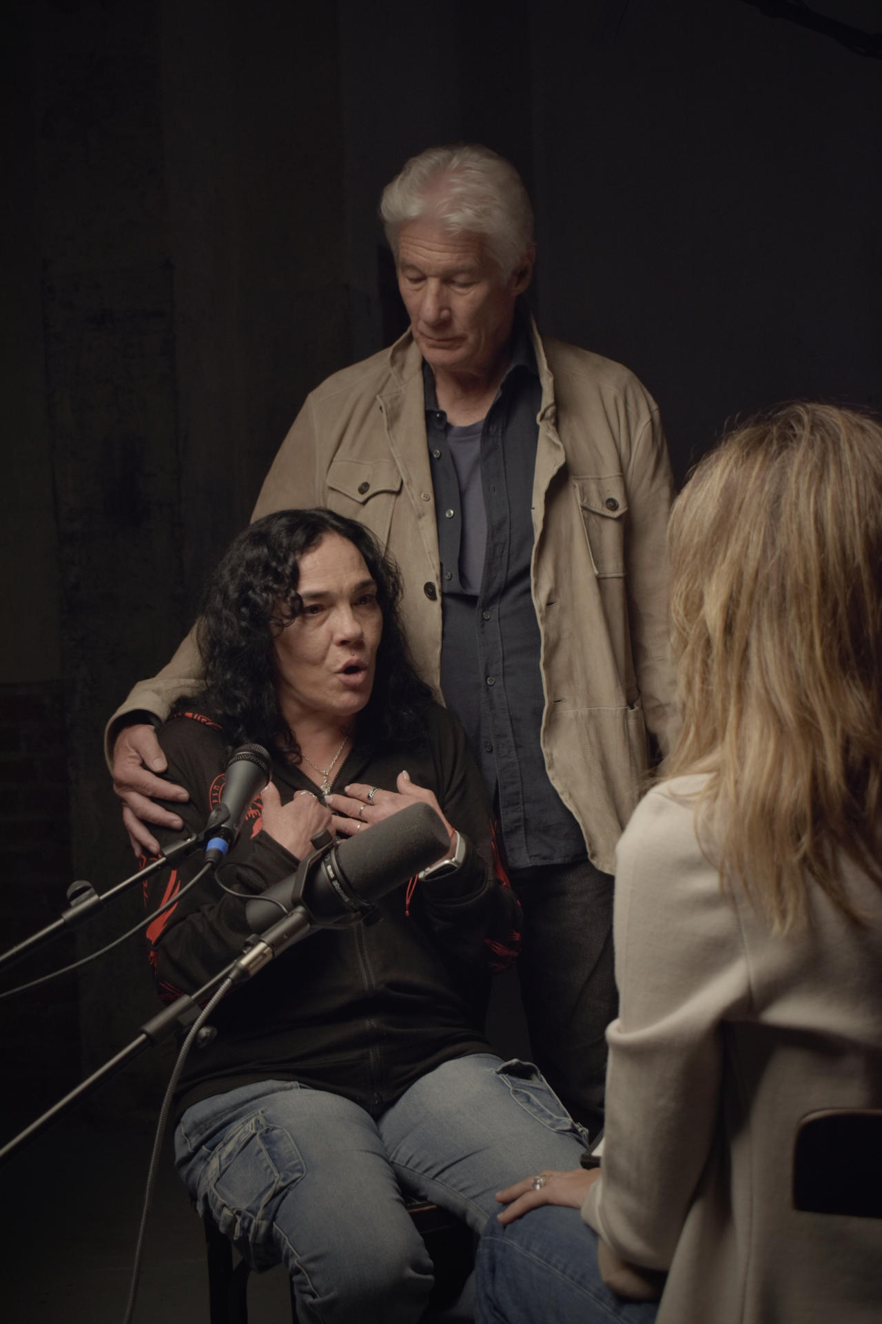 MADRID, 04/05/2025.- El actor Richard Gere (al fondo) y su mujer Alejandra (de espaldas) conversan con supervivientes del sinhogarismo sobre lo que supone la vida en la calle y cómo impactan las soluciones que ofrecen una vivienda digna y otros programas para superarlo, unas charlas que han sido recogidas en el corto documental 'Lo que nadie quiere ver'. EFE/ Facilitada Por Hogar Sí SOLO USO EDITORIAL/SOLO DISPONIBLE PARA ILUSTRAR LA NOTICIA QUE ACOMPAÑA (CRÉDITO OBLIGATORIO)