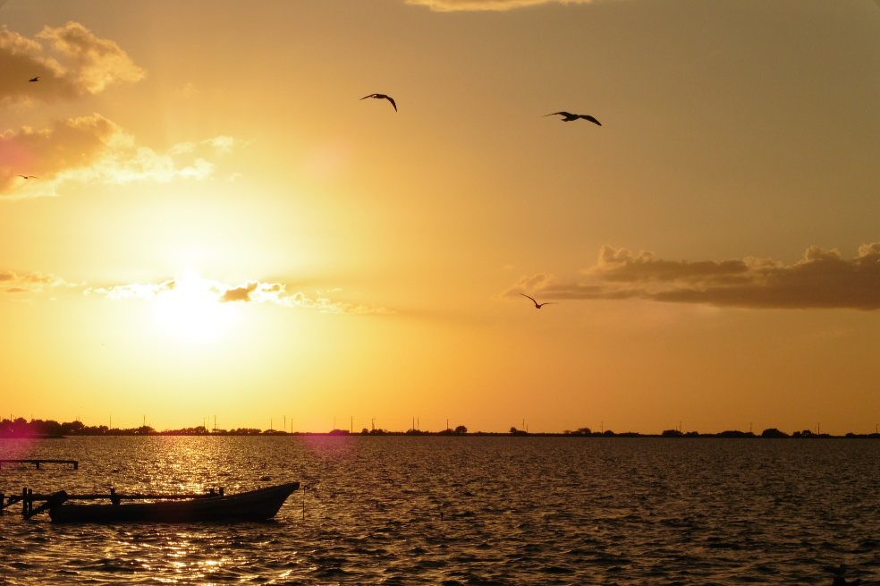 Campeche forma junto a los estados de Quintana Roo y Yucatán la península del mismo nombre que desprende reminiscencias históricas de los mayas y de los conquistadores y piratas.