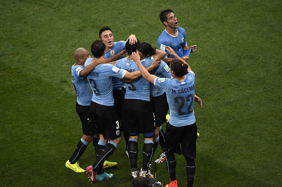 Uruguay deja en cuidados intensivos a Inglaterra