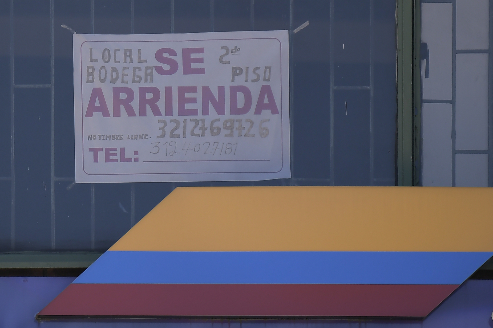 Avisos de "Se vende" o "Se arrienda" inmuebles.