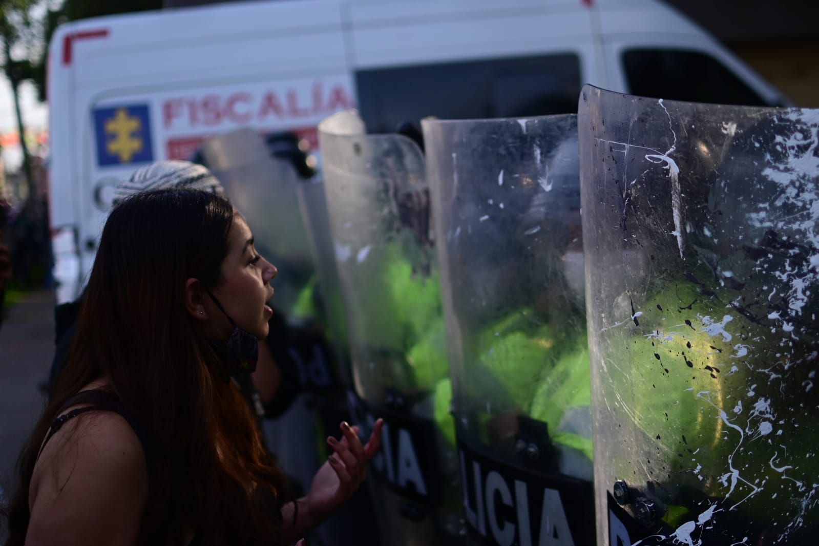 Una mujer se dirige a uno de los Policías que custodia el CAI.