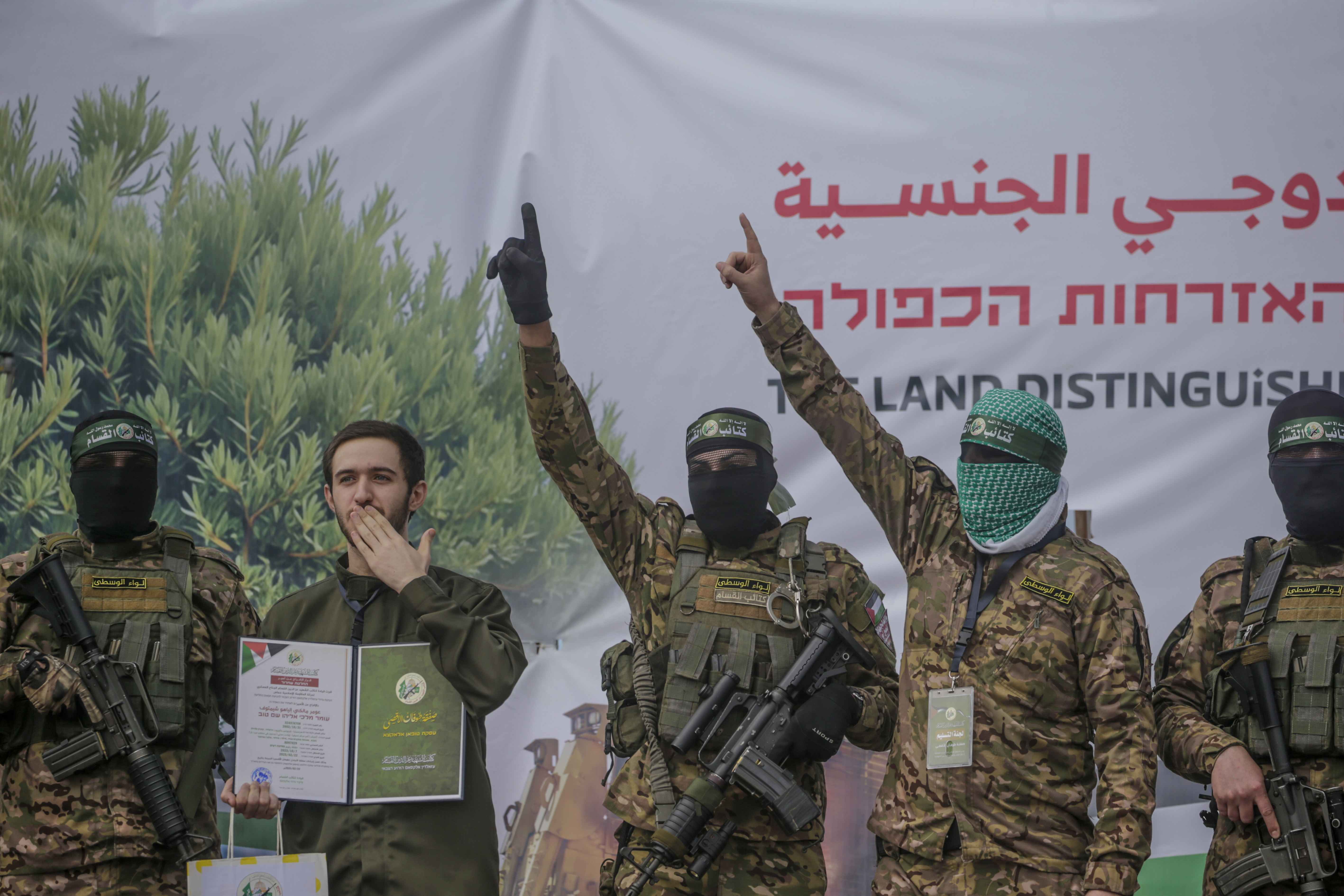 La historia detrás del beso del israelí liberado a su captor de Hamás