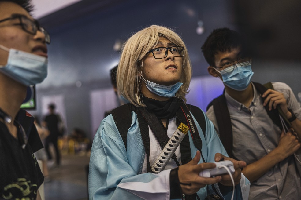 Joven chino jugando videojuegos.