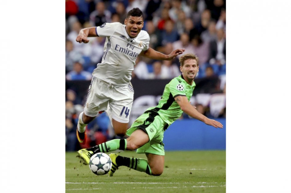 Casemiro sufre una fisura en el peroné de la pierna izquierda y será baja del Madrid