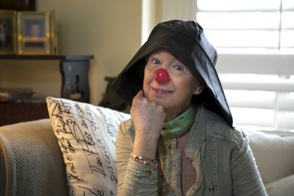 La directora de Therapeutic Clowns International (TCI), Joan Barrington, posando en su casa de Toronto (Canadá).