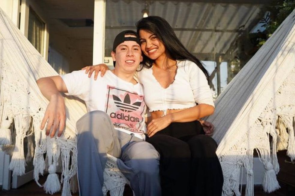 Camilo Sánchez, participante de ‘Survivor, la isla de los famosos’, no oculta su amor con Valeria, la joven que lo apoya desde lejos durante la competencia.
