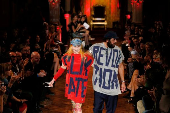Julian Assange es apoyado por medio de camisetas