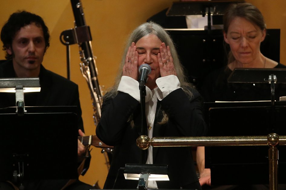 Emoción y equivocación de Patti Smith en la entrega del Nobel