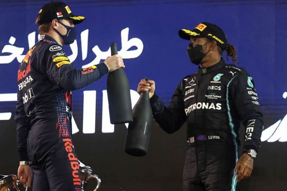 Max Verstappen (izquierda) con Lewis Hamilton (derecha).