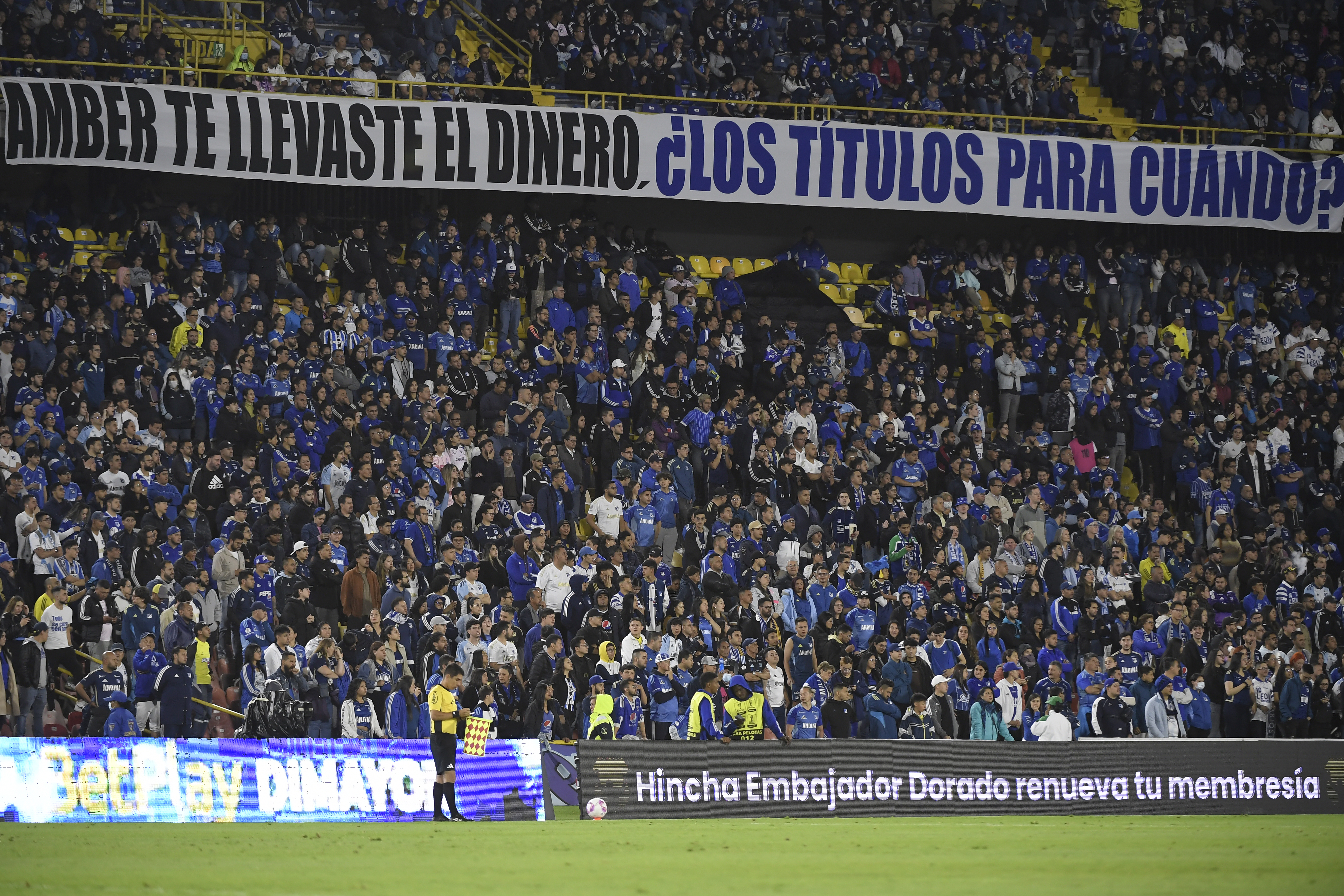Hinchas de Millonarios protestan contra las directivas del club con pancartas, durante el partido ante Once Caldas por la fecha dieciocho de la Liga Betplay 2025-II.